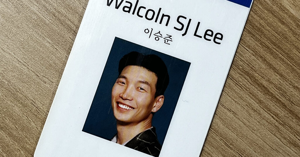 마지막 근무일에 사원증 반납하기 전에 찍은 사진 ©REDBUSBAGMAN