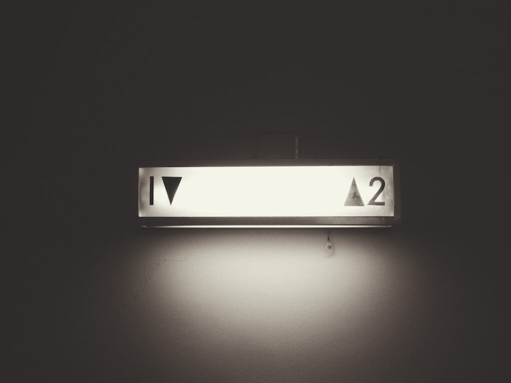 elevator signage ⓒUnsplash